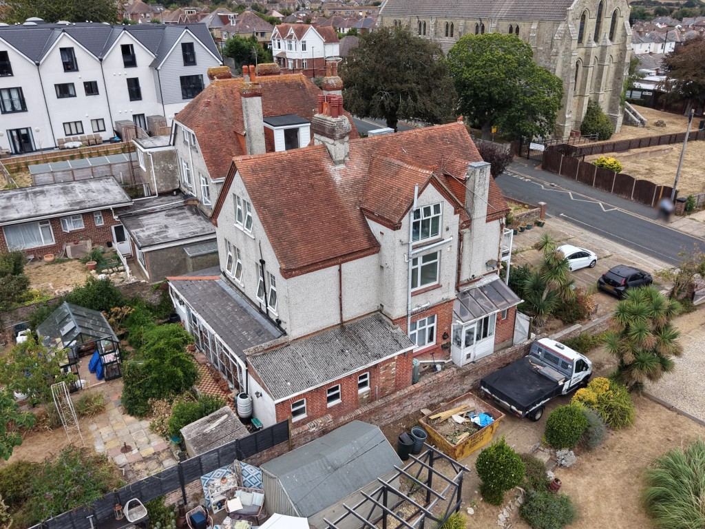 Lot: 87 - FREEHOLD DETACHED FORMER GUEST HOUSE ARRANGED AS FOUR FLATS ON GOOD SIZE PLOT WITH PARKING - Drone Shot of the exterior of the building